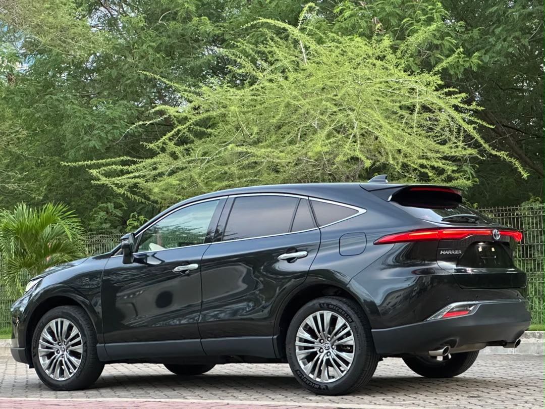 Toyota Harrier Hybrid thumbnail 3